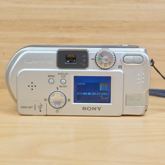 Sony Cyber-shot DSC-P71 3.2MP Digital Camera, 3X Optical Zoom, Made in Japan - Picture 3 of 8
